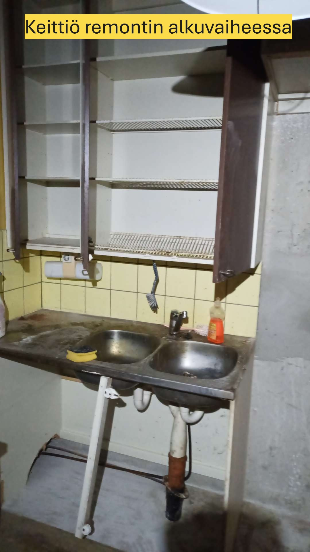 Keittökaapistot ennen kunnostusta