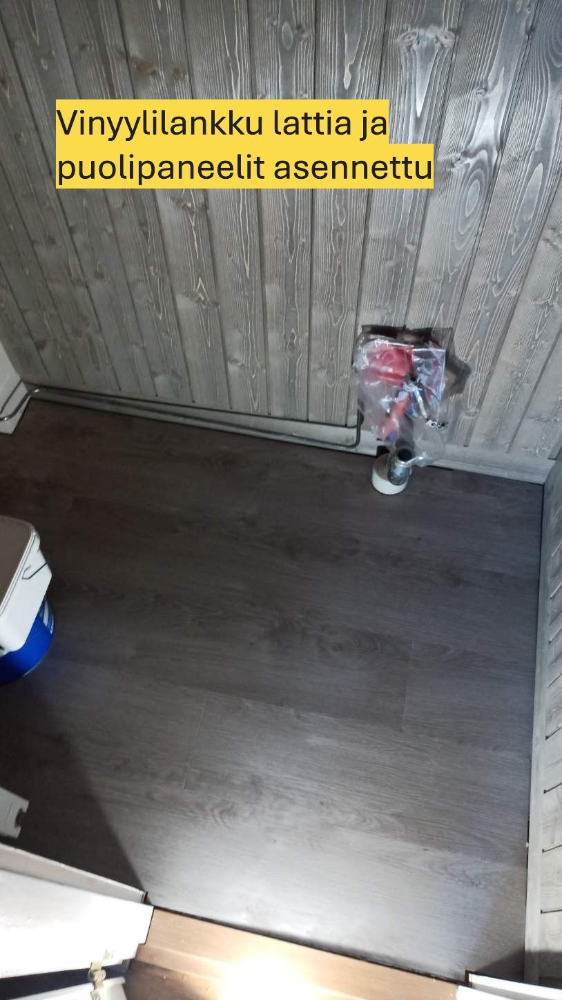 Asennettu uusi lattia ja puolipaneelit, WC istuimen kohdalta lattia liimauksessa