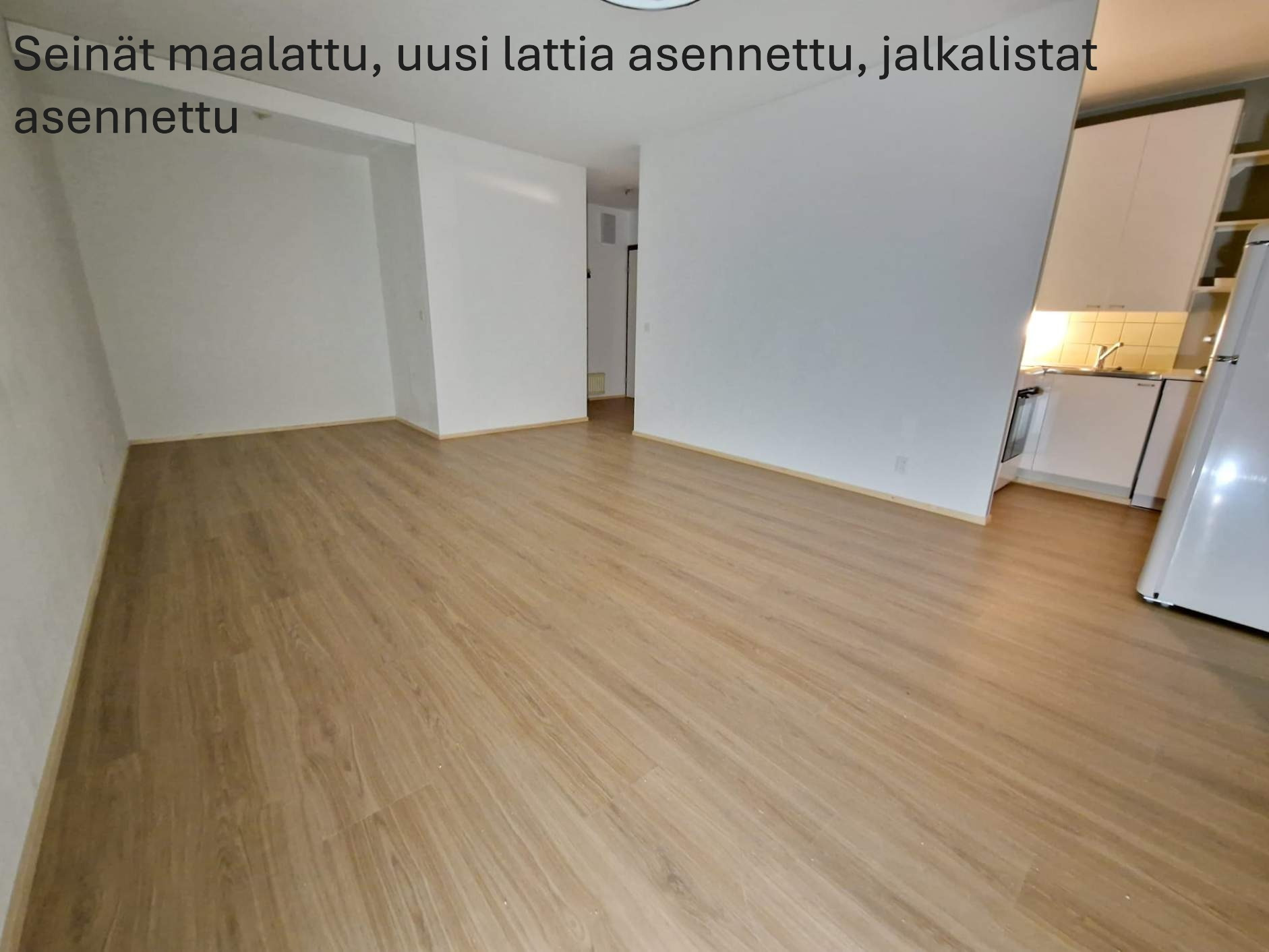 Uusi vinyylilankkulattia ja jalkalistat sekä seinät maalattu