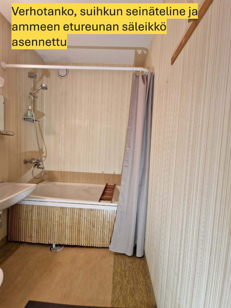 Asennettu suihkuverhon tanko, kylpyammeen etureunan koristerimoitus sekä seinään suihkuvarren teline